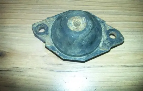 Volkswagen Caddy Engine mount bracket