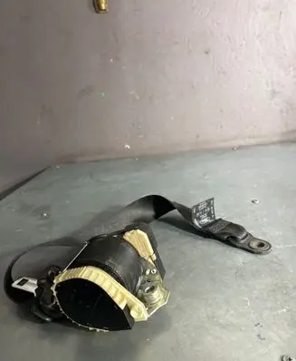 Ford Focus Front seatbelt 33040326