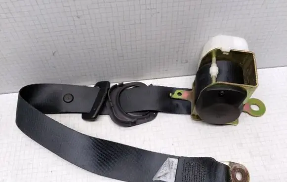 Nissan Primera Rear seatbelt 888442F012