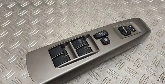 Toyota Prius (NHW20) Electric window control switch 8482047050 7423247070