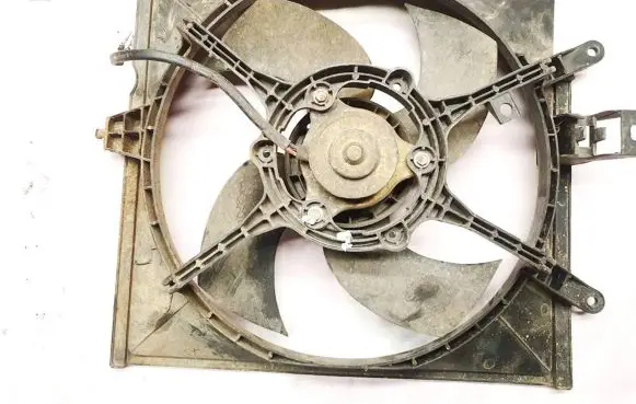 Mitsubishi Carisma Radiator cooling fan shroud