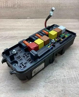 Opel Vectra C Fuse module 13112919 519034011