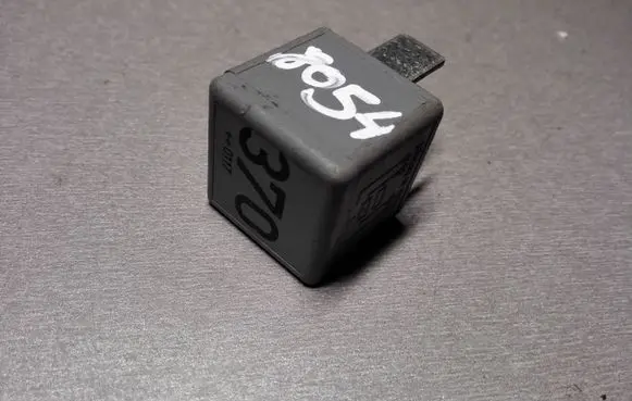 Volkswagen PASSAT B5.5 Other relay 8D0951253 V23134J52X300