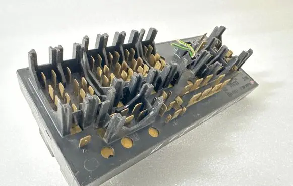 Audi 80 90 S2 B4 Fuse module 443941822A