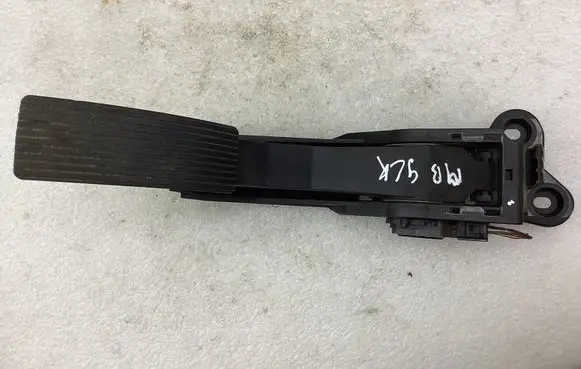 Mercedes-Benz GL X164 Accelerator throttle pedal A1643000004 ZGS008
