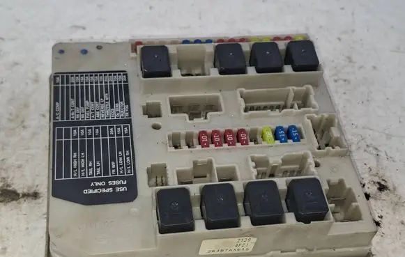 Nissan Micra Fuse module 284B7AX615 2129 4F21