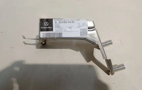 Mercedes-Benz E W213 Fender mounting bracket A2138316300