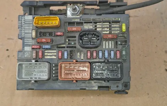 Citroen C4 I Picasso Fuse module 9664705880
