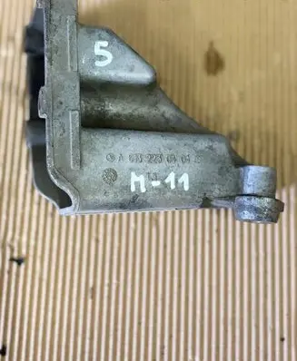 Engine mounting bracket