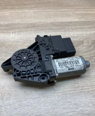 Volkswagen PASSAT B5 Rear door window regulator motor 3B9839751CD 101439