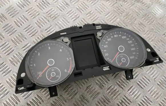 Volkswagen PASSAT B7 Speedometer (instrument cluster) 3AA920970A