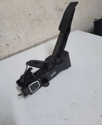 Accelerator throttle pedal