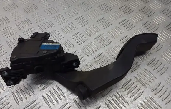 Volkswagen PASSAT B5.5 Accelerator throttle pedal 8D1723523N