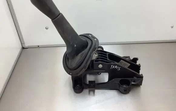 Toyota Yaris Gear shifter/selector 335300D0400 20080602 SLRA43601