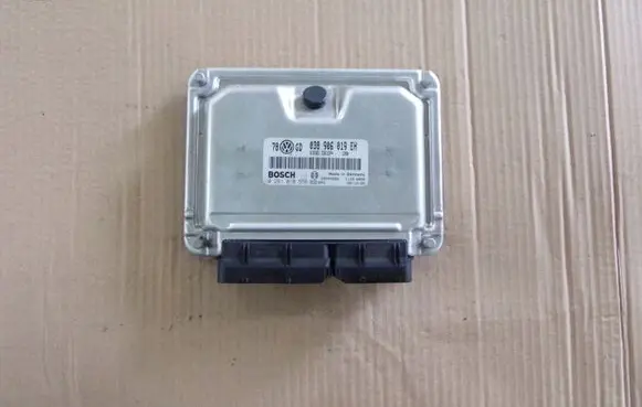 Volkswagen PASSAT B5 Engine control unit/module 0281010558