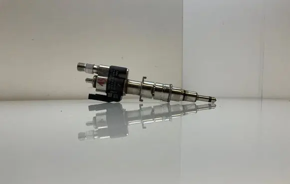 BMW 5 E60 E61 Fuel injector 7585261 PA66GF3596 10181010