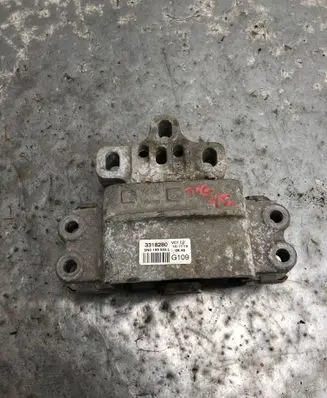 Volkswagen Tiguan Engine mount bracket 5N0199555L