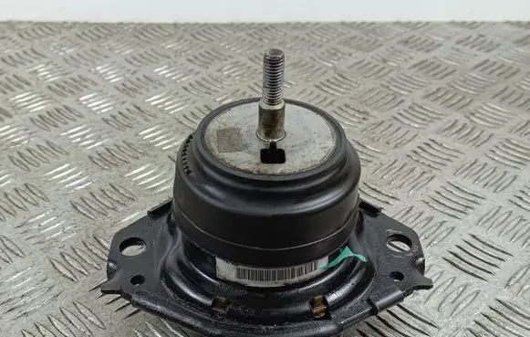 Jeep Grand Cherokee Engine mount bracket