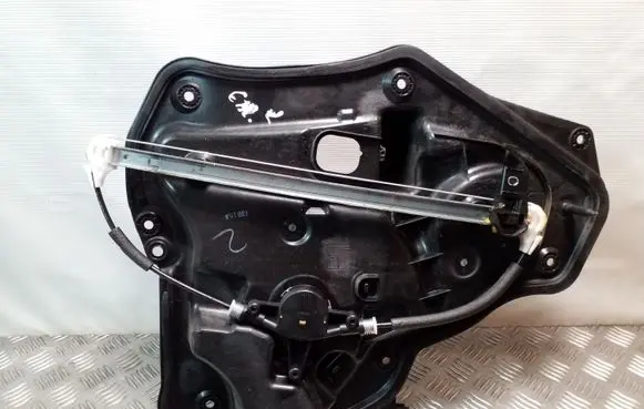 Rear window lifting mechanism without motor