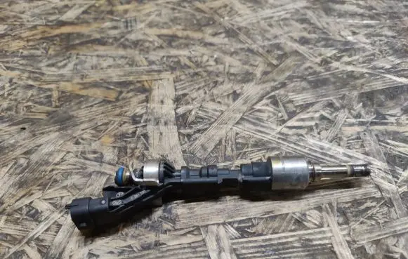 Jaguar XJL Fuel injector 8W939F593AD