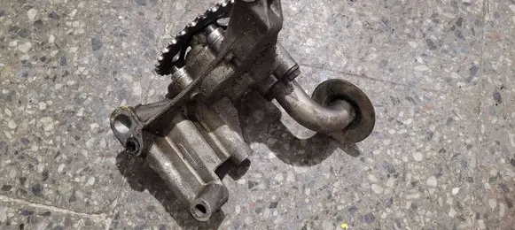 Volkswagen PASSAT B5.5 Oil pump 06A115105B