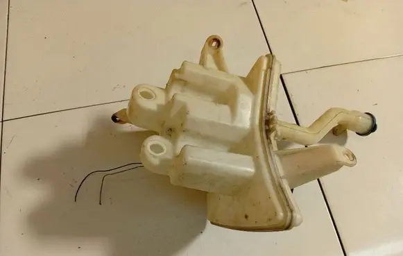 Windshield washer fluid reservoir/tank