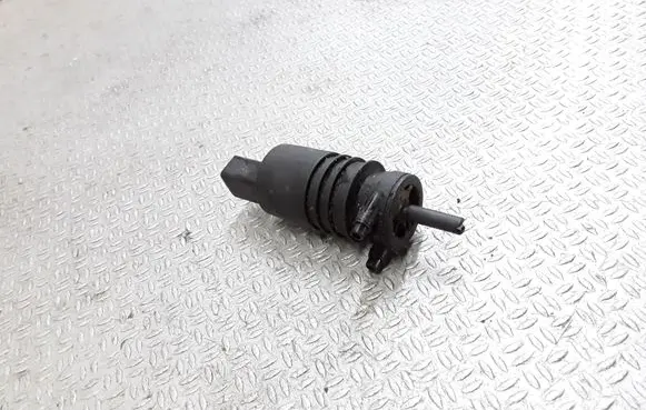 Volkswagen Touran I Windscreen/windshield washer pump
