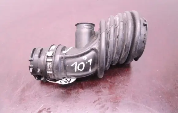 Volvo C30 Turbo air intake inlet pipe/hose 7210086501 D101