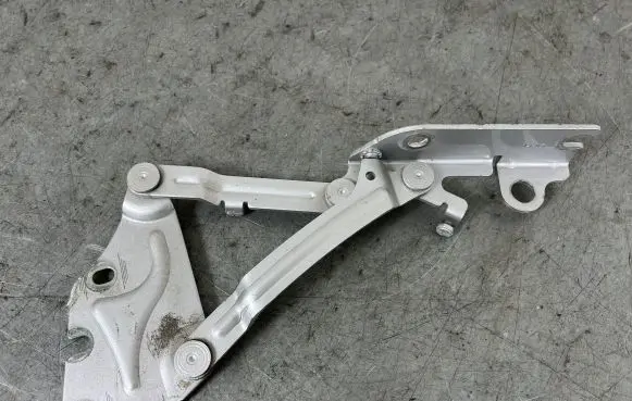Volkswagen Golf Plus Engine bonnet/hood hinges 5M0823301