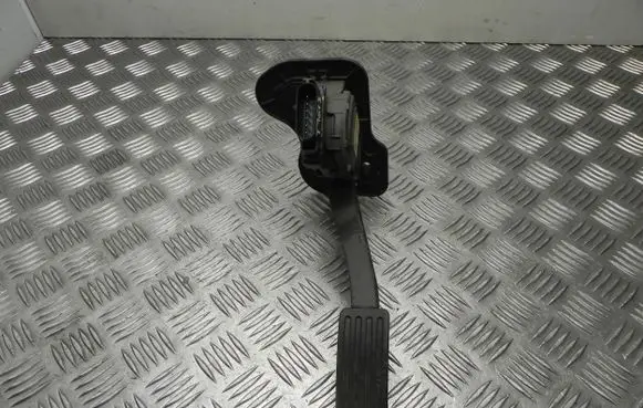 Ford Focus Accelerator throttle pedal CC119F836AA T7613