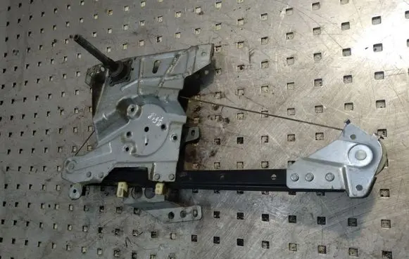 Rear door manual window regulator