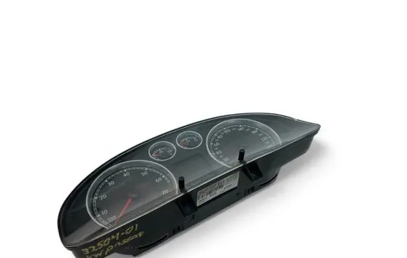 Volkswagen PASSAT B5 Speedometer (instrument cluster) 3B0920825