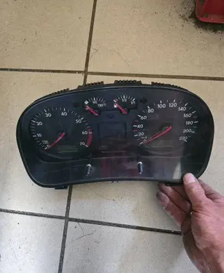 Speedometer (instrument cluster)