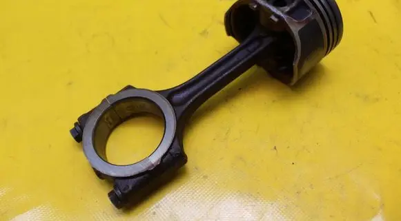 Renault Clio III Piston with connecting rod D4F