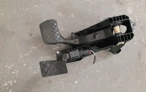 Volkswagen Golf VII Pedal assembly 