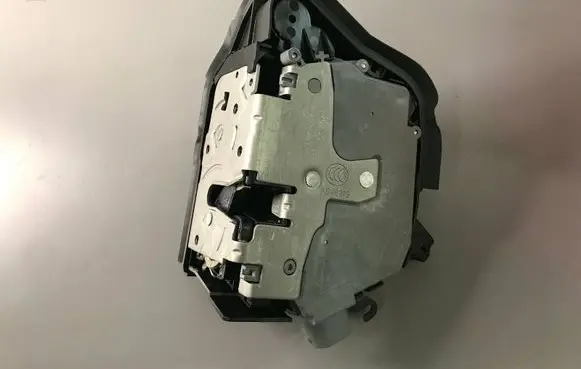 BMW 3 E46 Front door lock 51218208711 8208711