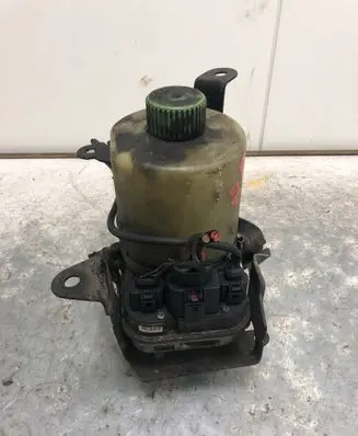Volkswagen Polo IV 9N3 Power steering pump 6R0423156