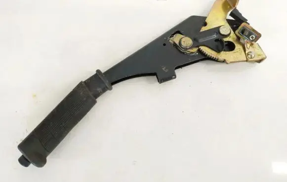 Handbrake/parking brake lever assembly