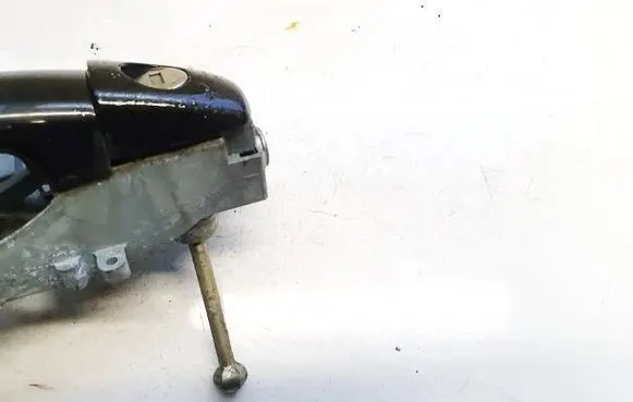 Peugeot 207 Front door lock (next to the handle) 