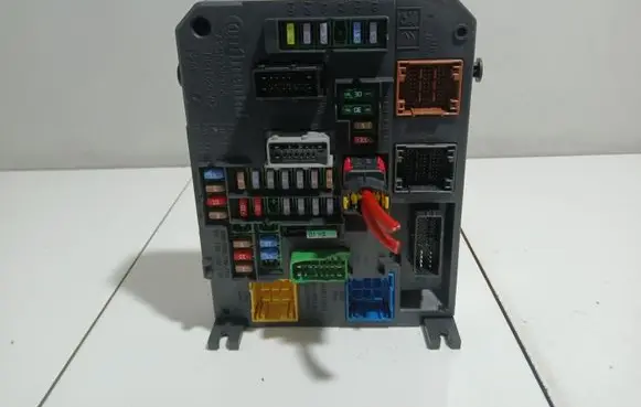 Citroen C4 II Fuse module 9665547480