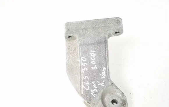 Mercedes-Benz CLS C218 X218 Engine mounting bracket A6422235404