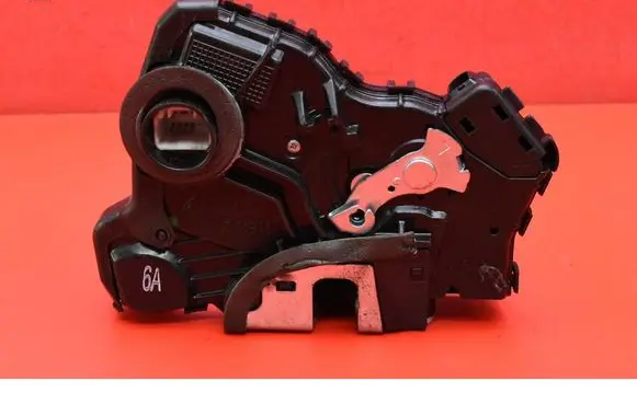Toyota Verso-S Front door lock