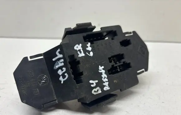 Volkswagen PASSAT B4 Tail light bulb cover holder 3A9945257