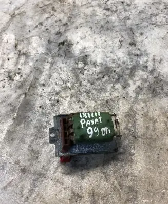 Volkswagen PASSAT B5 Heater blower fan relay 740245833F