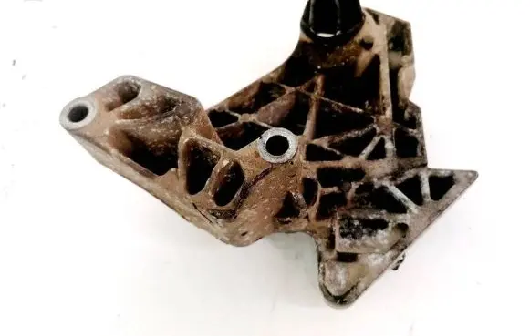 Engine mounting bracket