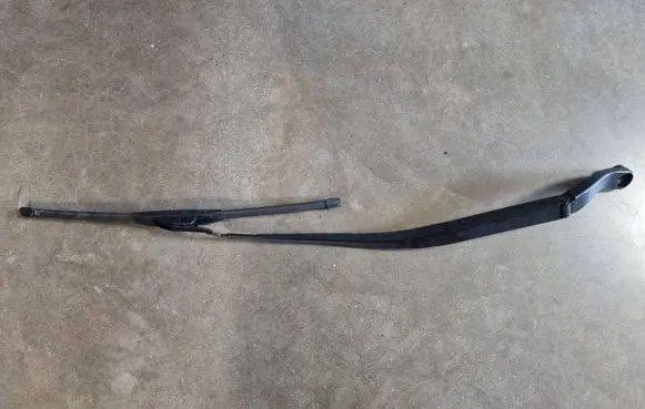 Front wiper blade arm