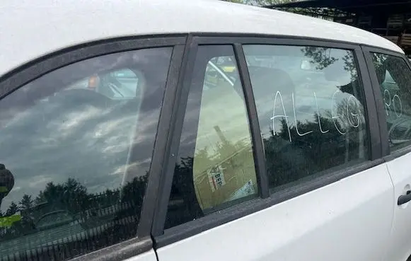 Skoda Fabia Mk2 (5J) Rear side window 