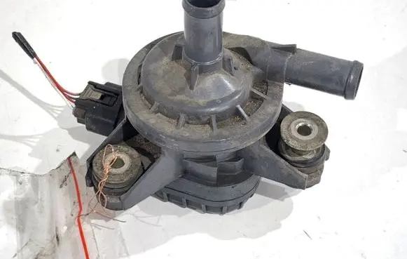 Toyota RAV 4 (XA40) Oil filter mounting bracket G904048010