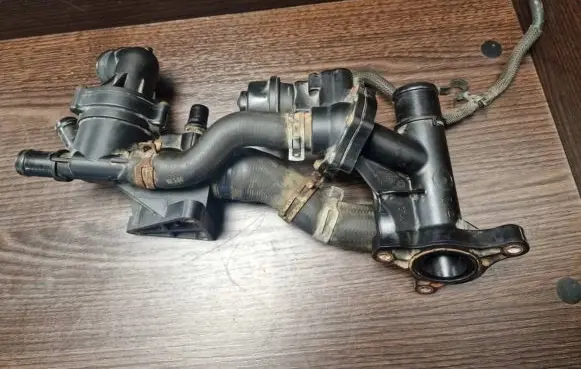 Opel Vivaro Thermostat housing 110600686R 110615482R