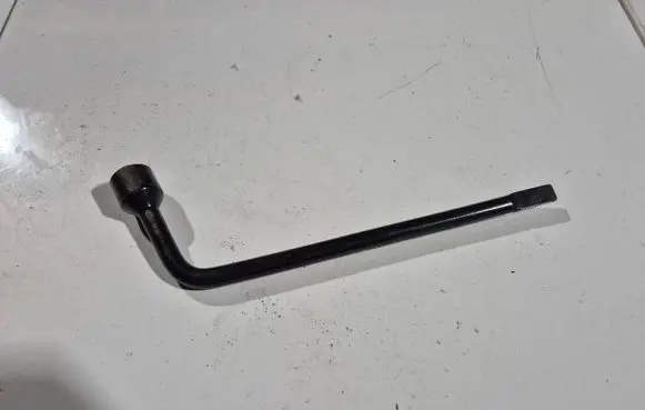 Toyota Avensis T270 Wheel nut wrench 